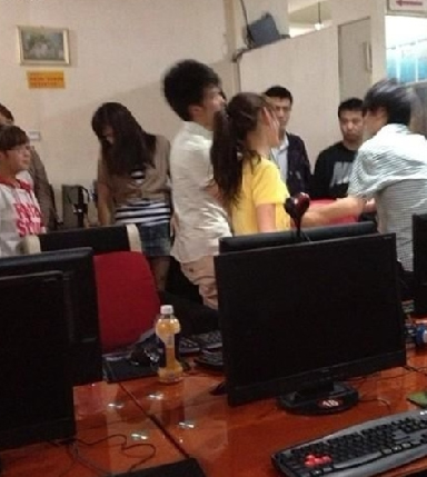 女屌丝网吧暴打男生 很莫名其妙_易看网