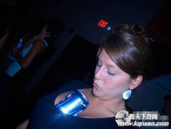 国外女孩喝酒的疯狂招数