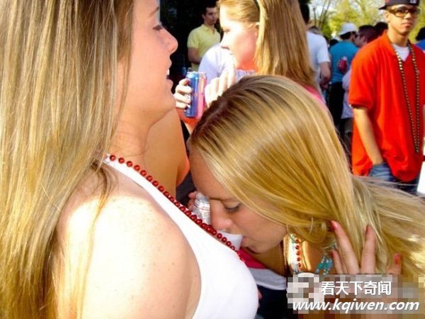 国外女孩喝酒的疯狂招数